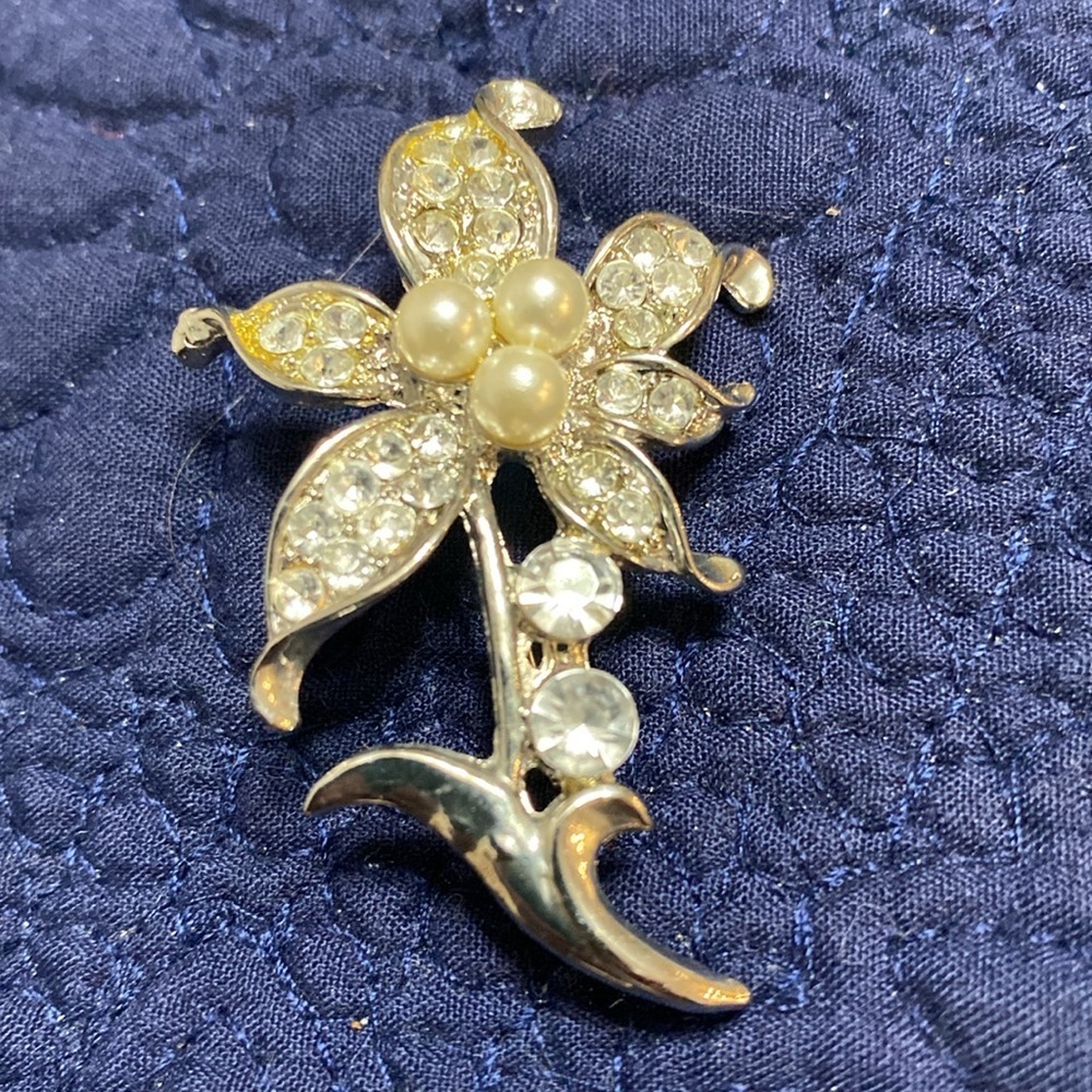 Vintage, 60’s flower rhinestone, pearl brooch pin , silver 2 inches